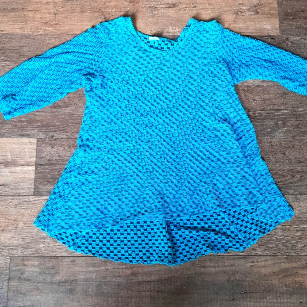 Blue Textured Women's Top. Tunic Length. Blue Textured fabric. 3/4 slerves.